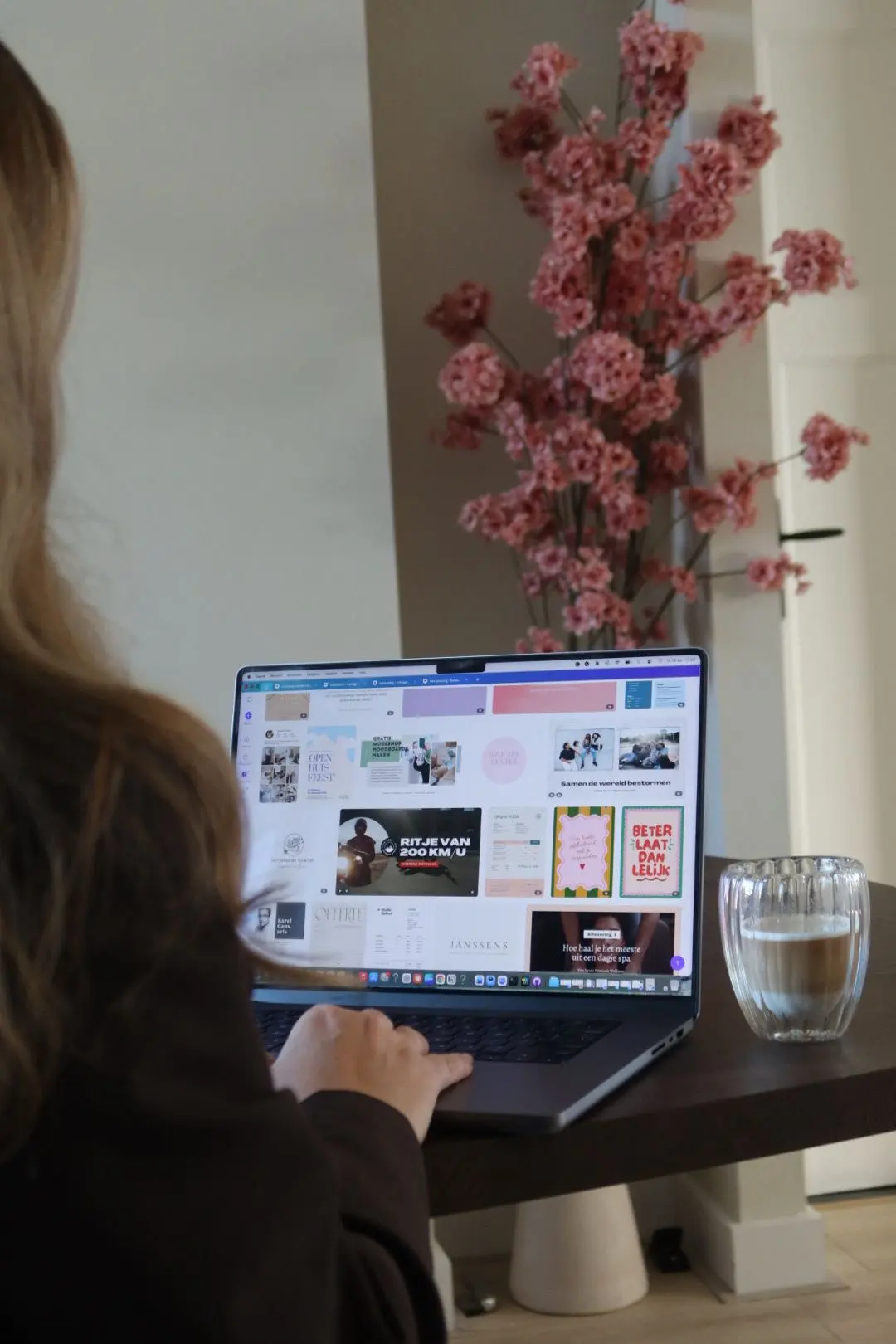 Werken aan een contentplanning op de laptop